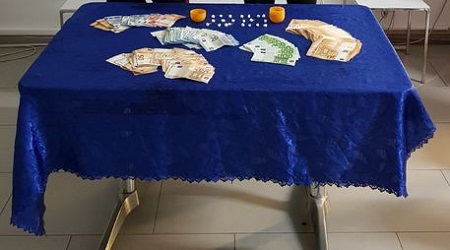 Fugge alla vista dei Carabinieri, arrestato per droga Un 26enne aveva 10 grammi di cocaina suddivisa in 21 dosi. Trovati anche più di 3 mila euro