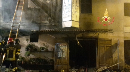 Incendio in un deposito a Chiaravalle Centrale Il tempestivo intervento dei Vigili del Fuoco ha evitato che le fiamme raggiungessero le abitazioni vicine