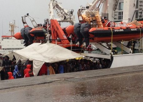 A Crotone nave con 378 migranti a bordo Ha attraccato nel porto di Crotone la nave della Ong spagnola Proactiva Open Arms, con a bordo 378 migranti, in gran parte provenienti dall'Eritrea ma anche dal Pakistan