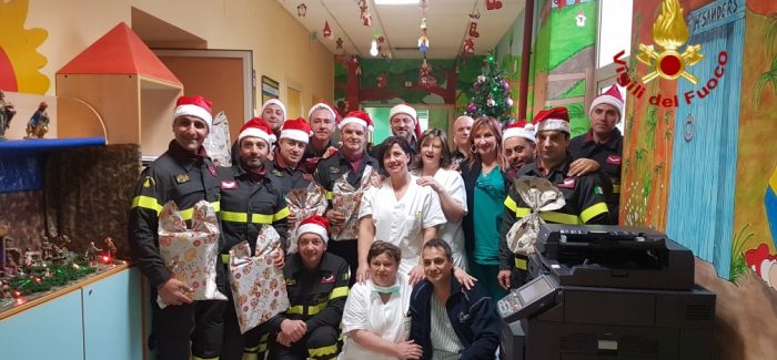 Cosenza, Vigili del Fuoco in visita all’Annunziata "Babbo Natale" per un giorno presso l'ospedale cittadino