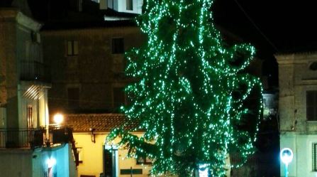 Si è aperto il 13 dicembre il Natale 2017 a Cariati Benedizione del presepe e l’accensione dell’albero in piazza Rocco Trento per le famiglie del paese