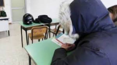 Aule al freddo in diverse scuole del Cosentino Fronte della Gioventù Comunista: "Promesse della Provincia disattese"