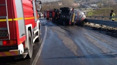 Si ribalta mezzo che trasportava gas liquido, ferito autista L'uomo è stato trasportato in ospedale. In corso i rilievi da parte delle forze dell’ordine