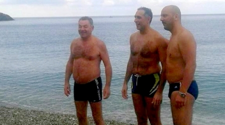 Natale 2017, tuffo d’eccezione alla Tonnara di Palmi Giuseppe Ierace, Ottavio Greco e Vittorio Francica hanno sfidato le temperature gelide con un bagno a mare