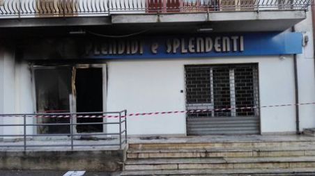 Bomba devasta “Splendidi e Splendenti” prima dell’apertura Ingenti i danni alla struttura. L'incendio spento dai Vigili del Fuoco