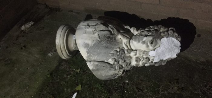 Danneggiato il busto di Gemelli Careri. Vandalismo o tentativo di furto? I carabinieri indagano in maniera serrata senza escludere alcuna ipotesi