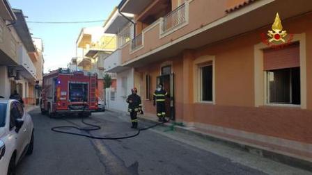 Incendio in appartamento, rogo spento dai Vigili del Fuoco Ritrovata nell'abitazione una tanica con liquido infiammabile. Indagini dei Carabinieri