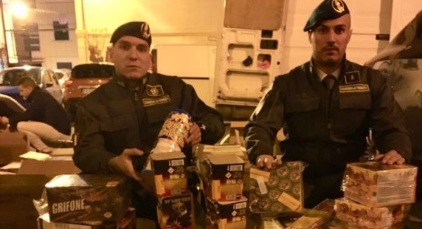 Sequestrati sette quintali fuochi d’artificio nel reggino La Guardia di Finanza ha tratto in arresto una persona per detenzione abusiva di materiale esplodente