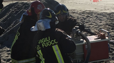 Travaso di gasolio da peschereccio arenato L'operazione dei Vigili del Fuoco è stata necessaria per scongiurare un possibile versamento del carburante nelle acque