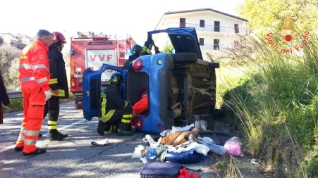 Auto si ribalta su un fianco, rimasta ferita una persona Intervento dei Vigili del Fuoco