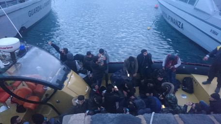 Fermata barca a vela con 31 migranti a bordo Arrestati due scafisti ucraini