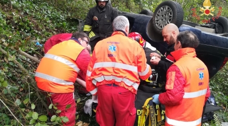 Auto finisce in una scarpata, ferita una persona Intervento di Vigili del Fuoco, Polizia e Carabinieri