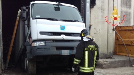 Automezzo compattatore rifiuti finisce in una buca Il mezzo è stato recuperato dai Vigili del Fuoco