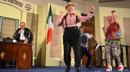 Lamezia, prosegue rassegna regionale “Vacantiandu” In scena al teatro Grandinetti la commedia in due atti “Due giorni in Pretura”