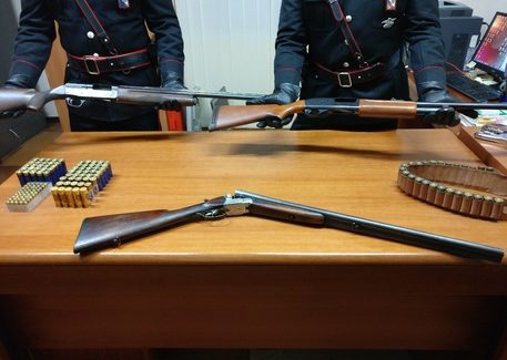 Sequestra coppia per non pagare debito, arrestato Sequestra e minaccia con un fucile, nella propria abitazione, una coppia di giovani per non pagare debito. Un cinquantatreenne è stato arrestato e posto ai domiciliari dai Carabinieri ad Amantea