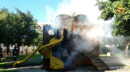 Incendiata attrezzatura parco giochi di Reggio Calabria Avviate le indagini dei Carabinieri per identificare i responsabili