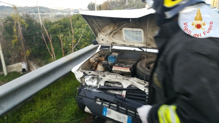 Incidente stradale a San Sostene, 3 feriti In corso di accertamento le cause