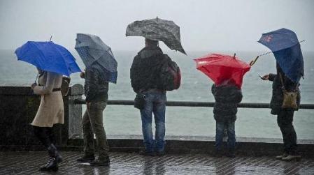 Allerta meteo in Calabria, possibili piogge con un abbassamento drastico delle temperature Diramato dalla Protezione Civile il bollettino per oggi e domani con un'Allerta Gialla e Arancione in prevalenza nella giornata di domani