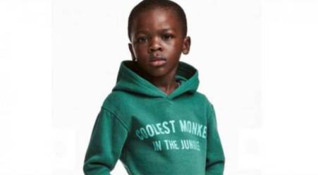 Razzismo, pubblicità H & M scatena polemiche Il sito ritrae un bambino nero che indossa una felpa venduta dal brand con lo slogan "La scimmia più bella della giungla"