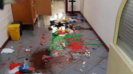 Vandali in azione in una scuola di Reggio: rubati pc I delinquenti hanno inoltre imbrattato le aule e svuotato gli estintori antincendio