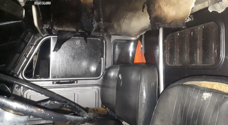 Incendio di un autocarro, fermato il presunto autore L'uomo è stato rintracciato dai Carabinieri e aveva ancora in mano una tanica odorante di benzina e aveva il volto coperto da un passamontagna