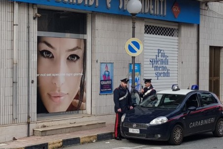 Furto e ricettazione, un arresto a Cittanova L'uomo è stato sorpreso a rubare all'interno del negozio "Splendidi splendenti"