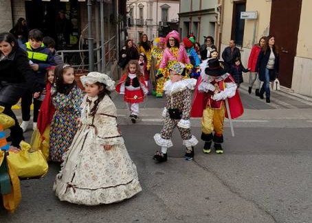 Grande successo per il Carnevale di Varapodio Un tripudio di colori, maschere e divertimento per le vie della cittadina