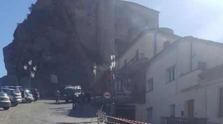 Una frana minaccia il centro storico di Oriolo A rischio l’accesso al centro storico: evacuata un’abitazione. Il commento della politica