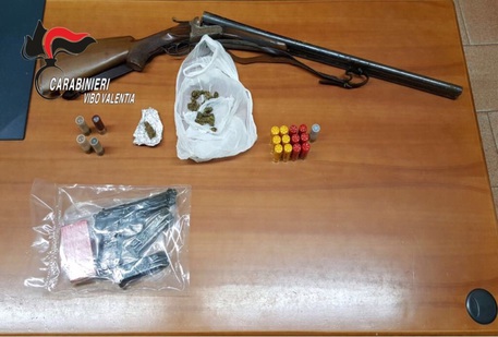 Trovato con pistola e fucile, arrestato nel Vibonese Aveva anche 8,25 gr marijuana