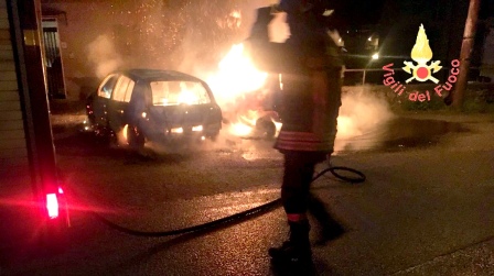 Incendio distrugge due auto, avviate le indagini Il rogo è stato spento dai Vigili del Fuoco