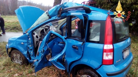 Sbanda con auto e sbatte contro albero, in gravi condizioni Intervento dei Vigili del Fuoco per estrarre il giovane dalle lamiere