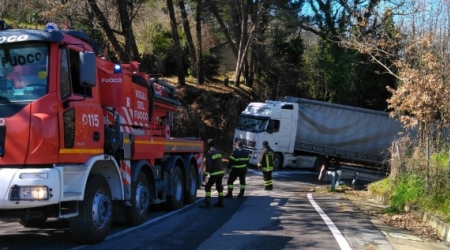 Autoarticolato fuori strada, intervento Vigili del Fuoco Non si registrano feriti