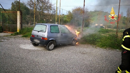 Vettura prende fuoco, tempestivo intervento pompieri Il conducente accortosi delle fiamme e del fumo che fuoriuscivano dal vano motore si è accostato e abbandonato l'auto in tempo