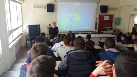 Il “Gemelli Careri” educa al contrasto di bullismo e droga Il maresciallo capo Salvatore Barranco, giovane comandante della stazione dei carabinieri di Taurianova, ha messo in guardia i ragazzi dell'istituto da queste piaghe sociali