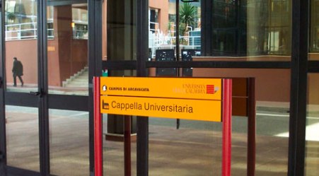 Aggredisce parroco, fermato uno studente all’Unical Il giovane con problemi psichici ha danneggiato la cappella universitaria