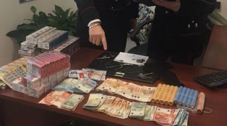 Sorpresi a rubare in tabaccheria, due arresti I Carabinieri hanno restituito al legittimo proprietario la refurtiva