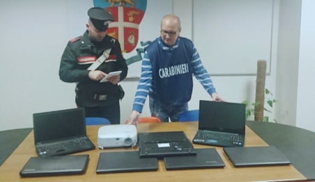 Rinvenuti pc e materiale multimediale rubato scuole Denunciati due romeni e due minorenni italiani a Corigliano Calabro