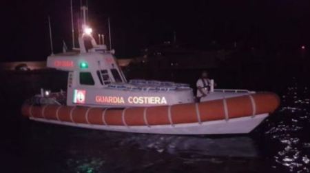 Barca si ribalta in mare per il maltempo, muore 55enne Sul posto sono intervenuti i Carabinieri e la Guardia Costiera