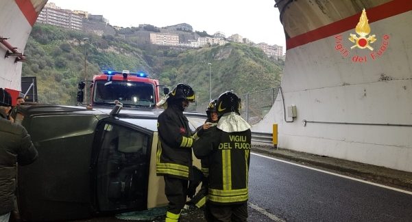 Incidente galleria S.S. 280, lievi ferite per il conducente Intervento dei Vigili del Fuoco per la messa in sicurezza della vettura