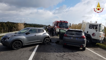 Ennesimo incidente sulla S.S. 106, coinvolti tre mezzi Sul posto i Vigili del Fuoco per la messa in sicurezza delle vetture