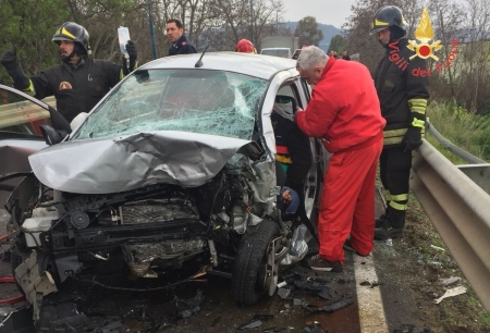 Scontro frontale tra due auto sulla S.S. 18, un ferito Necessario l'intervento dei Vigili del fuoco per estrarlo dalle lamiere