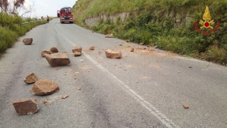 Masso precipita in strada, intervento Vigili del Fuoco Fortunatamente sulla strada non transitava nessuno durante la caduta