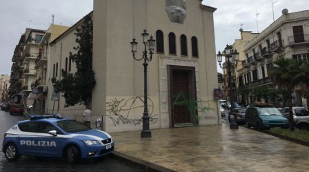 Reggio, imbrattato portone Chiesa di Piazza Carmine La Polizia di Stato ha denunciato un 28enne  