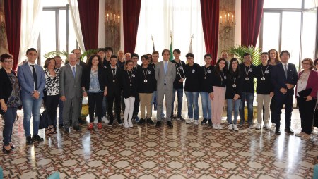 Premiati i finalisti delle Olimpiadi di Astronomia Il Sindaco della Città Metropolitana di Reggio Calabria ha voluto a Palazzo Alvaro, i giovani partecipanti al prestigioso concorso internazionale