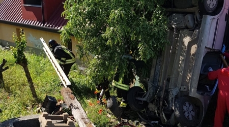 Auto finisce contro parete esterna casa, due feriti A bordo della vettura una coppia di anziani. Intervento dei Vigili del Fuoco