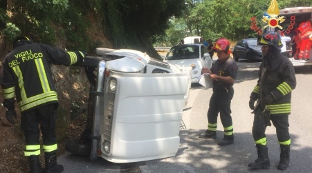 Automobile perde controllo e si ribalta su un lato Coinvolta nell'incidente una coppia di anziani