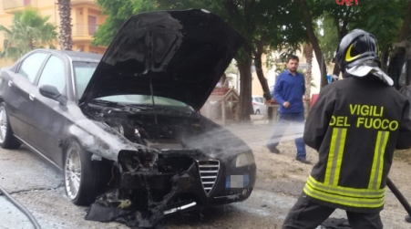 Automobile in fiamme sulla Strada Statale 106 Intervento dei Vigili del Fuoco per spegnere il rogo