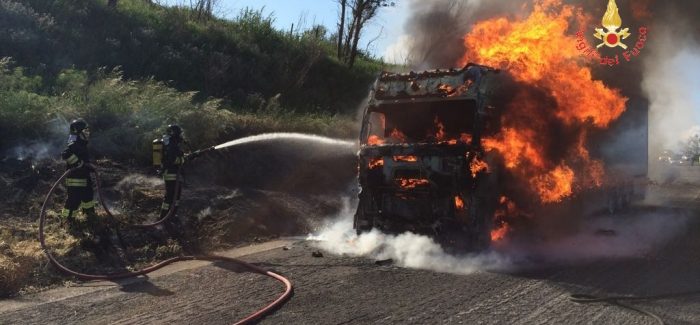 A2 autostrada del mediterraneo, un camion prende fuoco Chiuso  il tratto autostradale Lamezia Terme - Falerna. Ultima ora - autostrada riaperta su unica corsia 