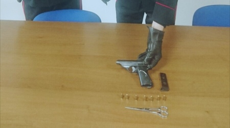 Girava con pistola nel marsupio, arrestato dai Carabinieri Un 58enne dovrà rispondere del reato di porto abusivo di un arma comune da sparo