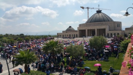 Migliaia di fedeli in Calabria per i cenacoli di Natuzza Evolo Raduno organizzato in occasione della festa della Mamma